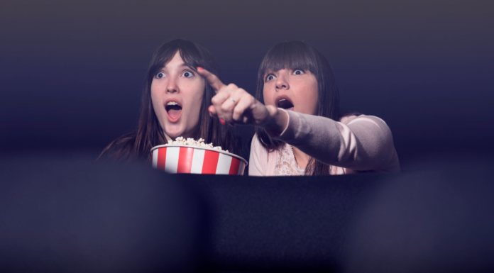 Las 20 mejores películas de Suspenso | De todos los tiempos Persona viendo las mejores películas de suspenso